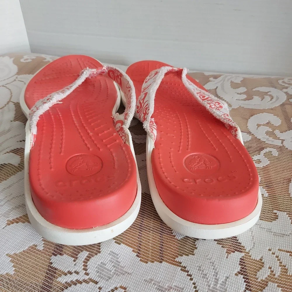 Crocs Womens Red White Patterned Canvas Strap Flip Flop Sandals Size 9